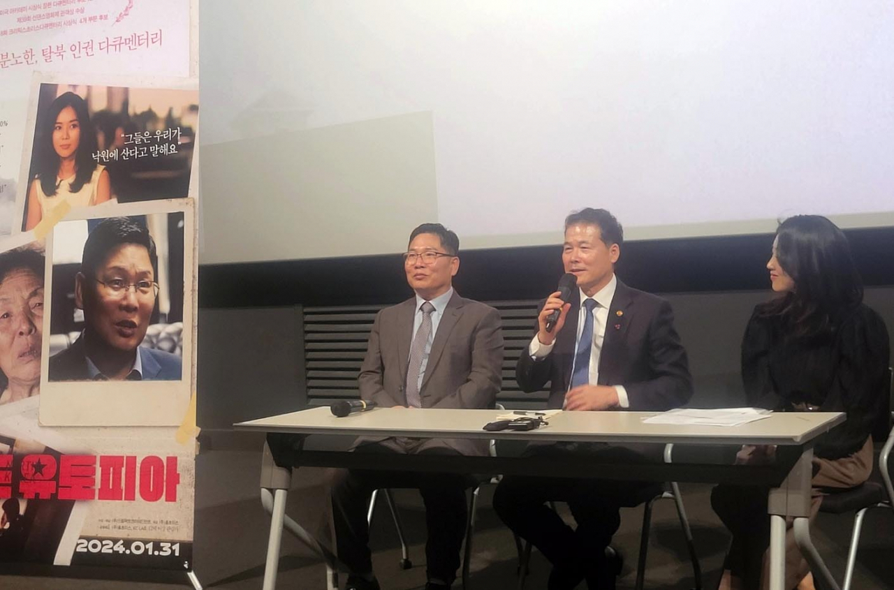 This photo, taken Wednesday, shows Unification Minister Kim Yung-ho (second from left) speaking in a meeting with around 200 young people after watching 