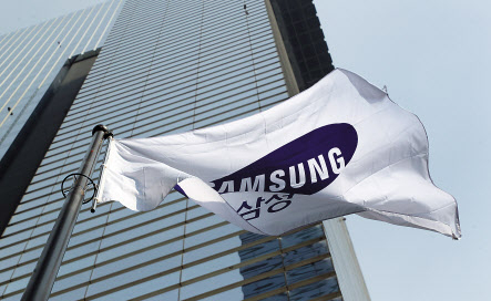 A Samsung flag flies outside its office building in Seoul. (Herald DB)