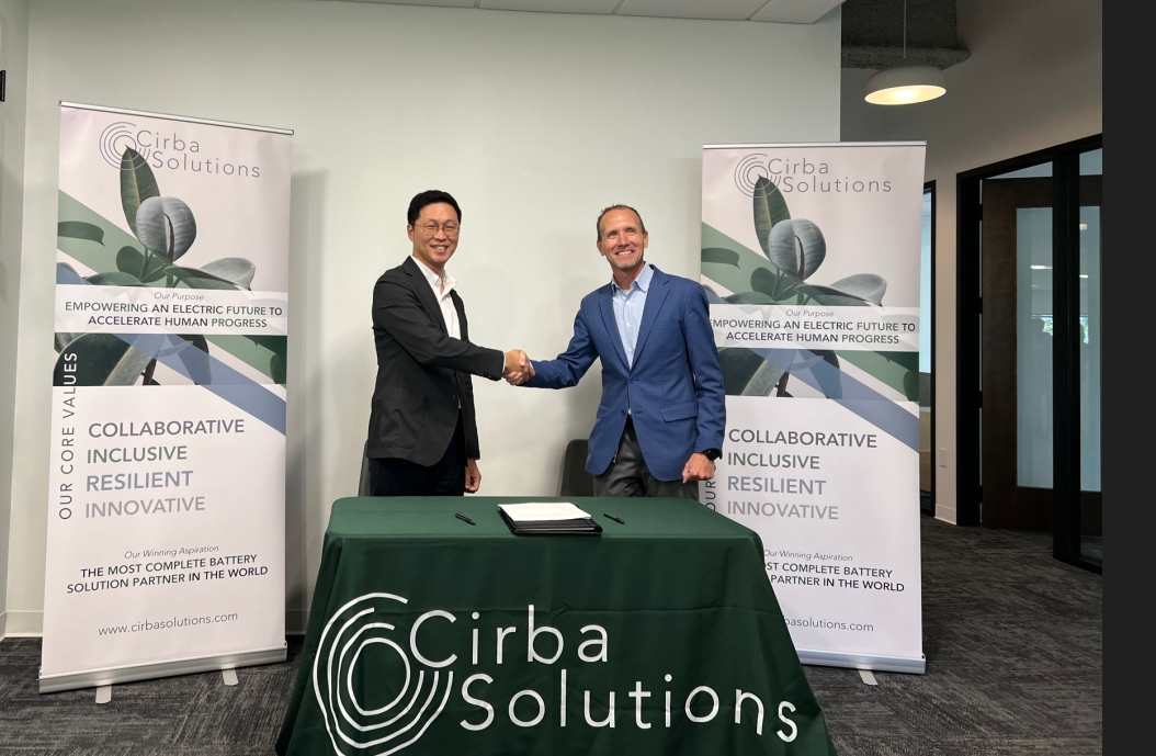 Jung Hoi-rim (left), managing director at EcoPro, shakes hands with David Klanecky, CEO of Cirba Solutions, after signing a memorandum of understanding for battery recycling cooperation in South Carolina. (Eco Pro)