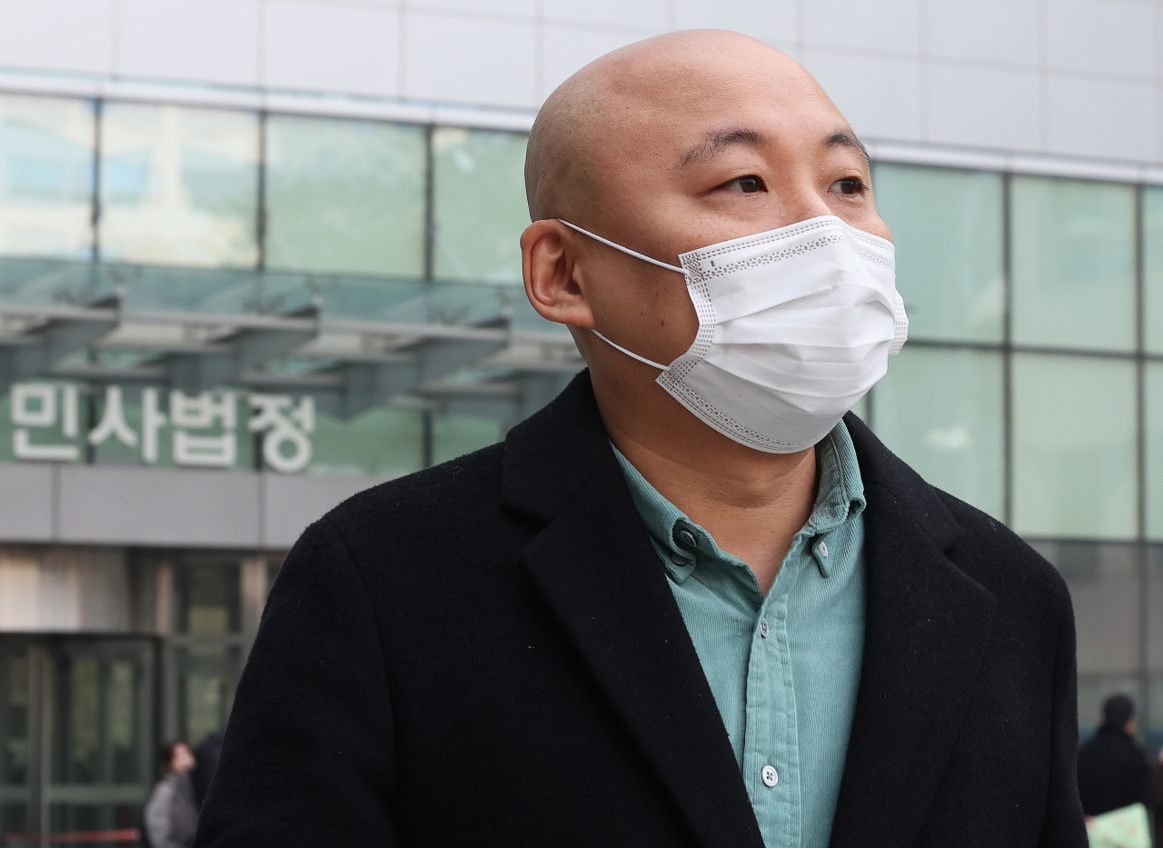 Joo Ho-min leaves the Suwon District Court in Suwon, Gyeonggi Province on Thursday, after the ruling on a child abuse case involving a special education teacher and his son suffering from autistic spectrum disorder. (Yonhap)
