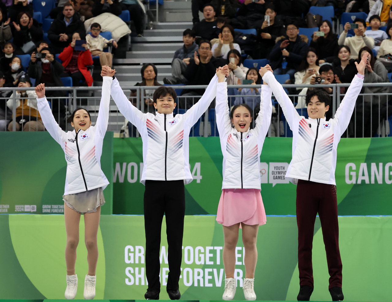 From left: South Korean figure skating players Shin Ji-a, Kim Hyeon-gyum, Kim Jinny and Lee Namu celebrate the gold medal, Thursday. (Yonhap)