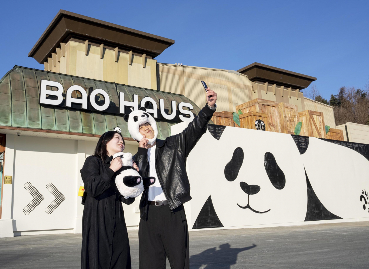 Visitors pose for photos in front of Everland's special exhibition Bao Haus in Yongin, Gyeonggi Province (Samsung C&T)