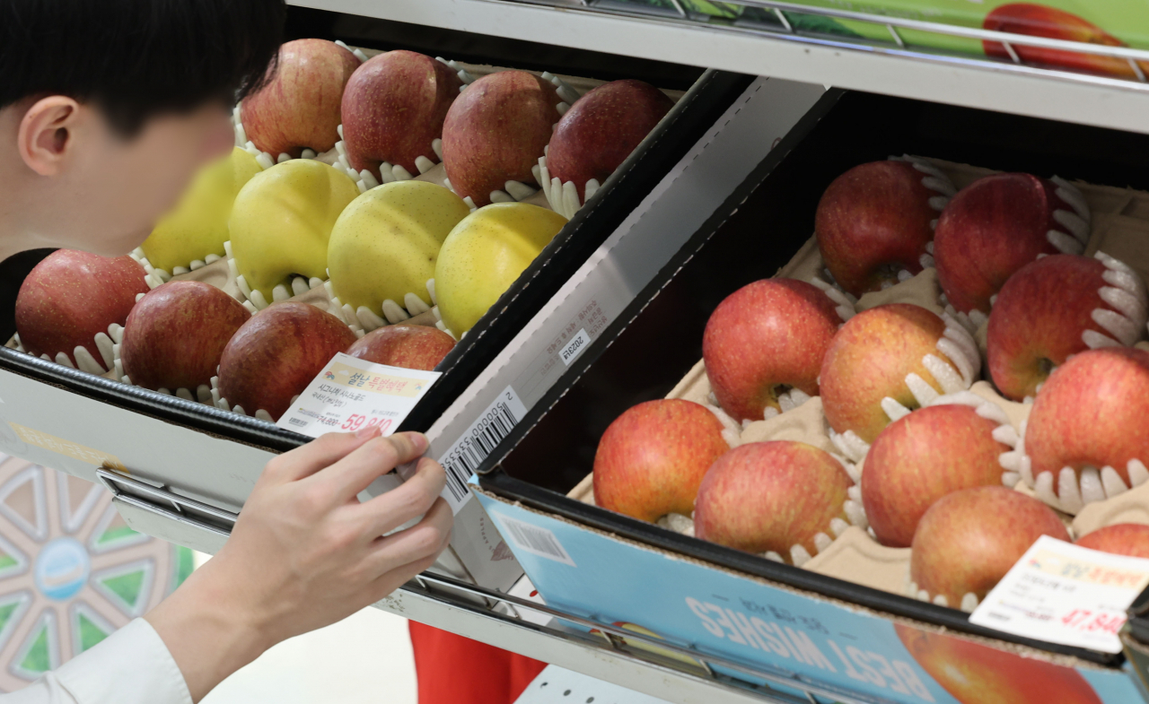A customer checks out fruit gift boxes at a supermarket in Seoul, Friday. According to data provided by Statistics Korea, the prices of apples and pears went up 56.8 percent and 41.2 percent, respectively, in January on-year. (Newsis)