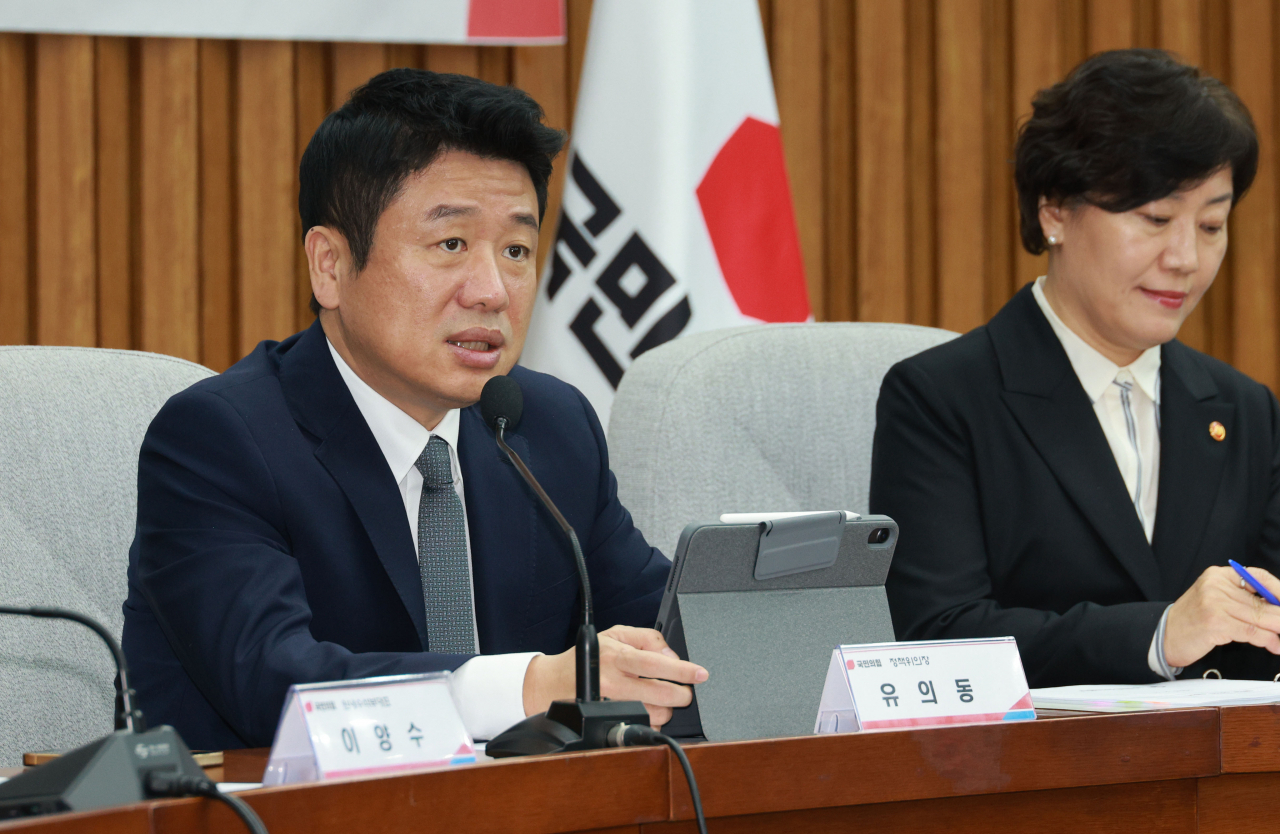 Rep. Yu Eui-dong of the ruling People Power Party (left) and Agriculture Minister Song Mi-ryung attend a meeting to discuss policy directions at the National Assembly on Friday. (Yonhap)