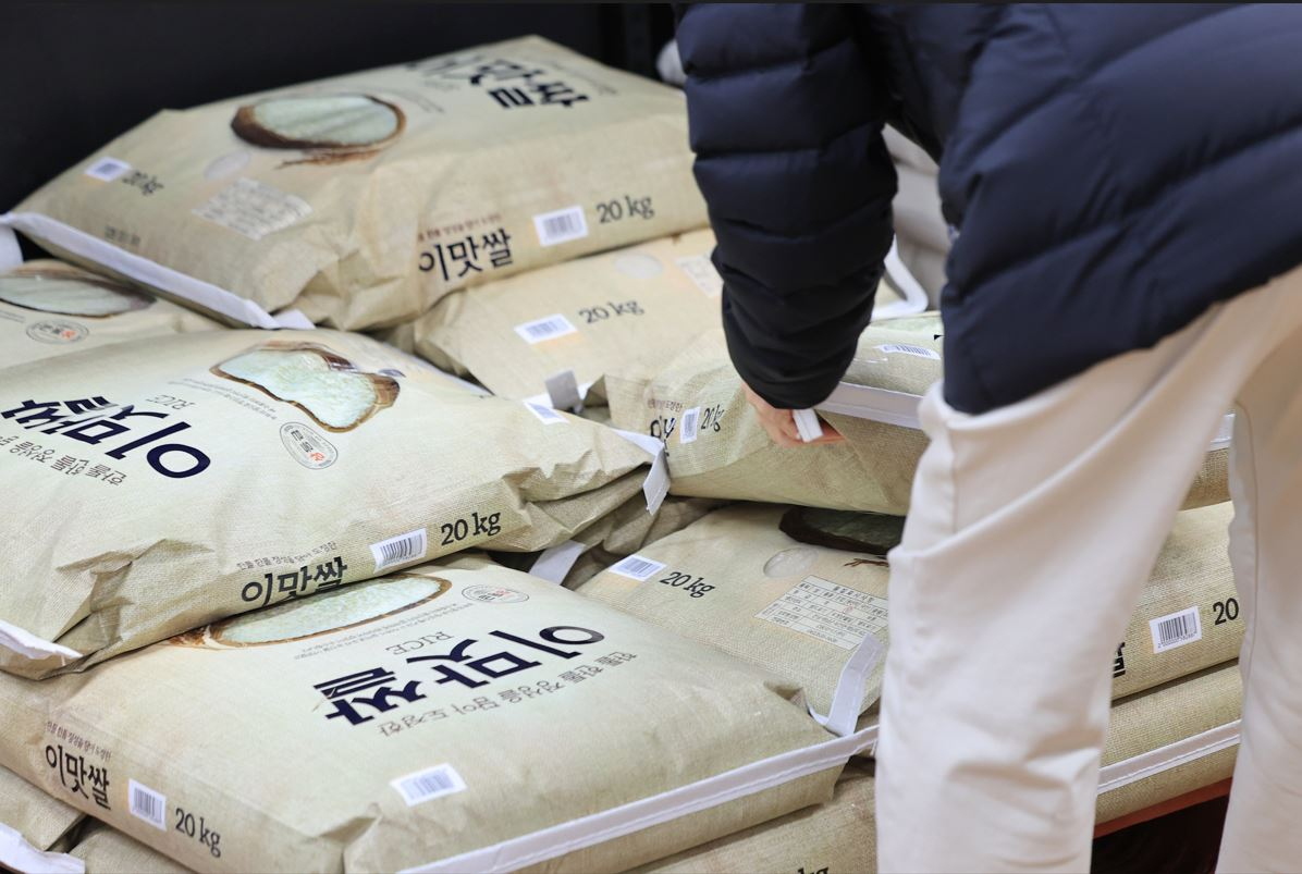 This photo shows bags of rice stacked at a hypermarket in Seoul on Friday. (Yonhap)