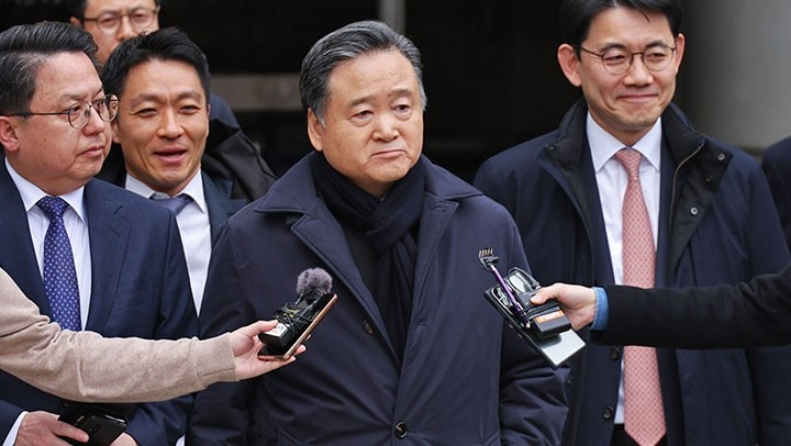 SPC Group Chairman Hur Young-in leaves the Seoul Central District Court on Friday, after being acquitted of charges related to evading gift taxes through undervalued share transactions. (Yonhap)
