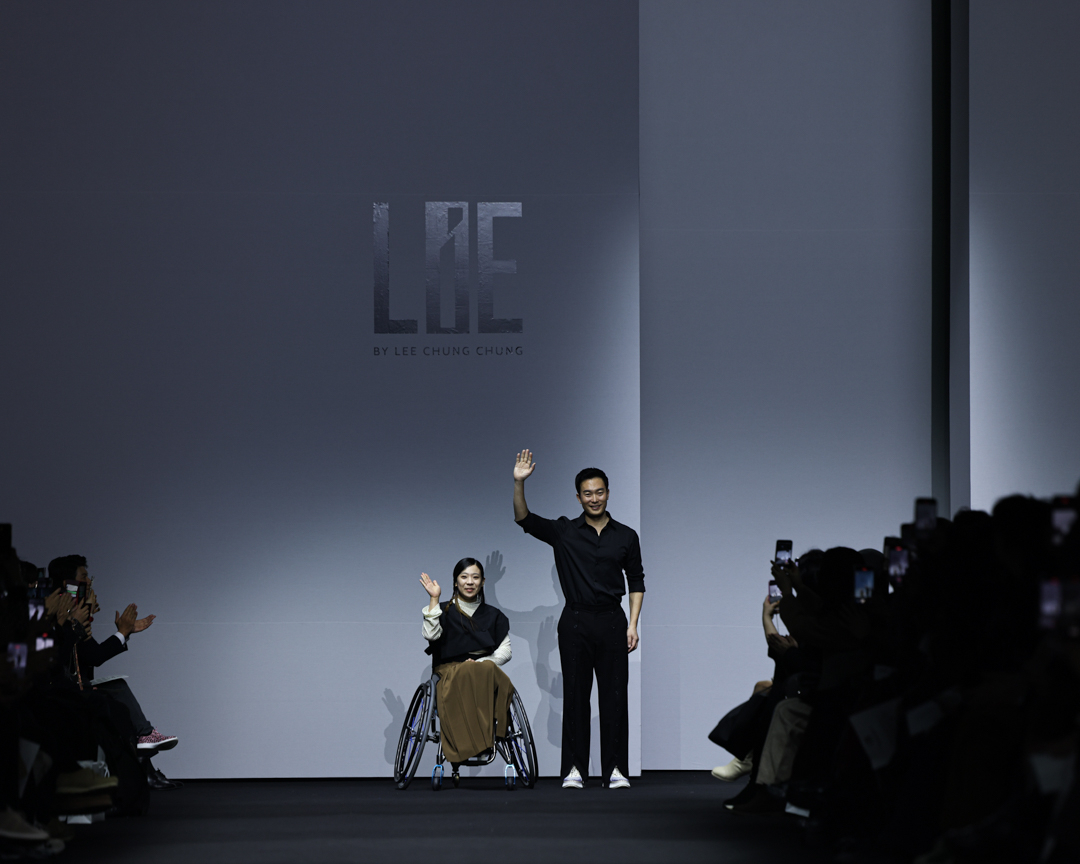 LIE’s Lee Chung-chung (right) and a model in a wheelchair during Seoul Fashion Week at Dongdaemun Design Plaza in Seoul on Friday. (Seoul City)