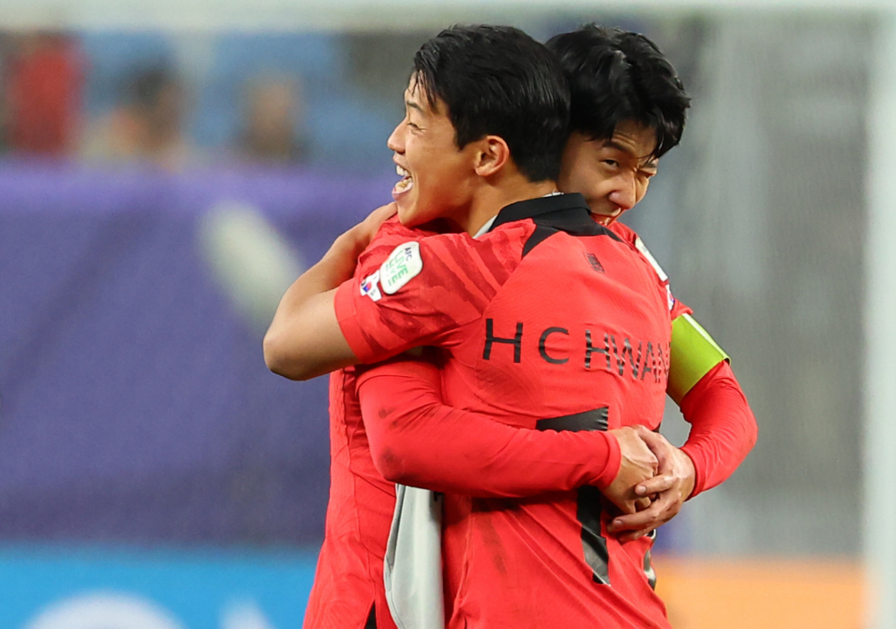 Captain Son Heung-min embraces Hwang Hee-chan after defeating Australia 2-1 at Al Janoub Stadium in Al Wakrah, Qatar, Friday. (Yonhap)