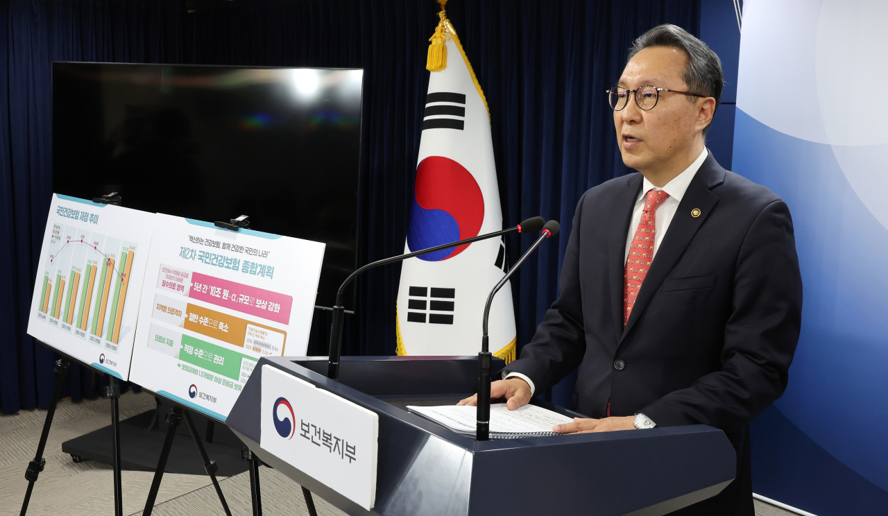 Second Vice Minister of Health and Welfare Park Min-soo speaks during a press briefing at the Government Complex Seoul on Sunday. (Yonhap)