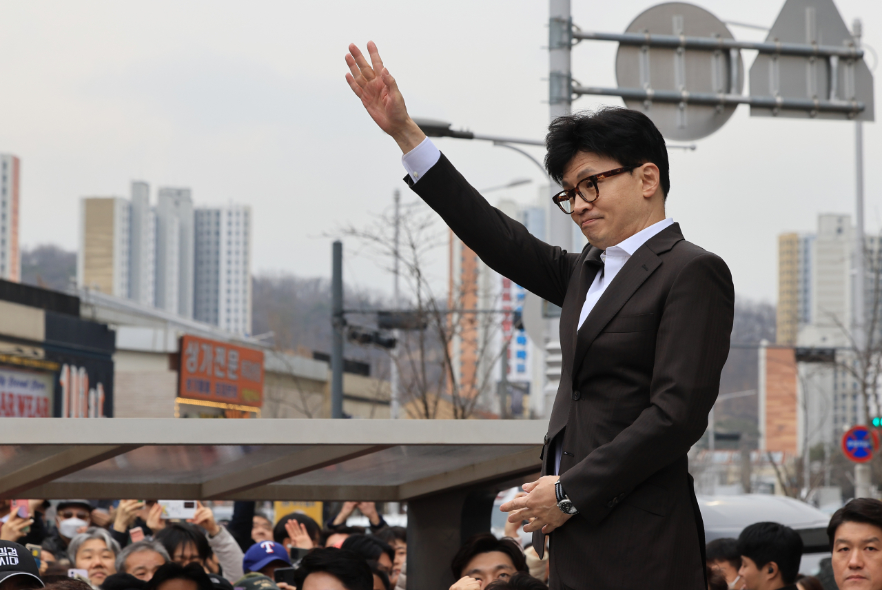People Power Party interim Chair Han Dong-hoon makes a speech about merging Gimpo with Seoul in Gimpo, Gyeonggi Province on Saturday. (Yonhap)