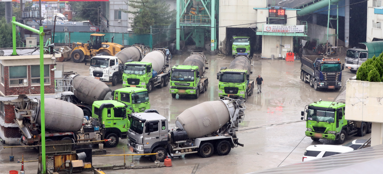 Trucks deliver ready-mix concrete at a batching plant situated in Incheon on Sept. 26, 2023. SsangYong C&E raised the cement prices in October. (Newsis)