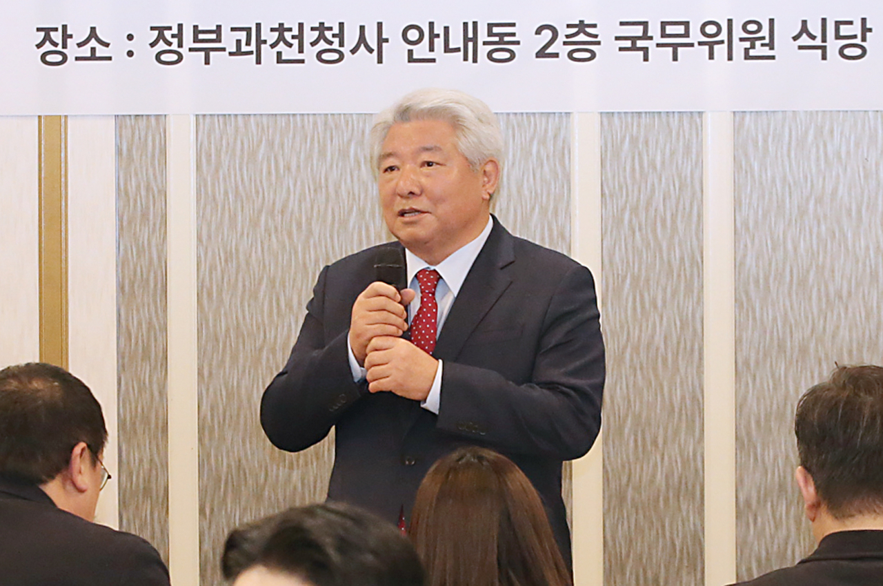Kim Hong-il, chairman of the Korea Communications Commission speaks during a press conference held at the government complex in Gwacheon, Gyeonggi Province, Monday. (Korea Communications Commission)