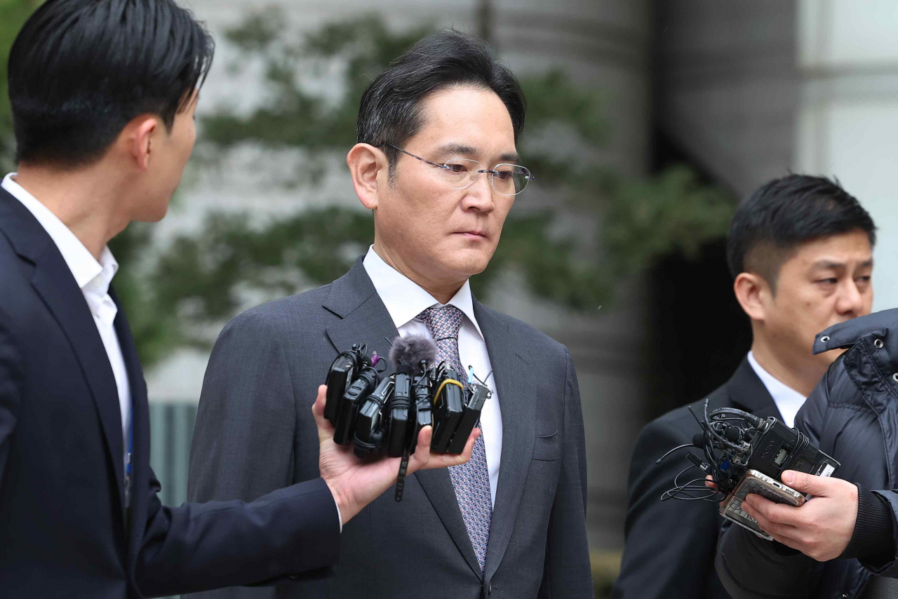 Samsung Electronics Chairman Lee Jae-yong leaves Seoul Central District Court after a verdict hearing in Seoul on Monday. (Yonhap)