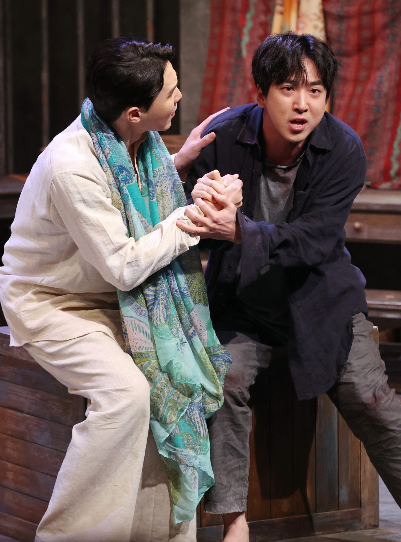 Yi Youll (left) and Cha Sun-woo plays Molina and Valentin, respectively, in the play 