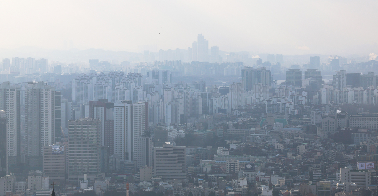 The air in Seoul appears dusty on Jan. 22. (Yonhap)