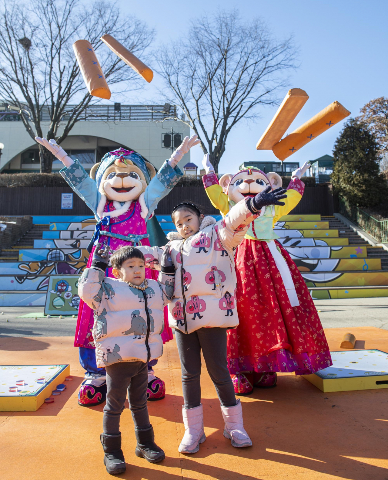 Everland mascots Lenny (left), Lara and young visitors pose for photos at Everland in Yongin, Gyeonggi Province. (Samsung C&T)