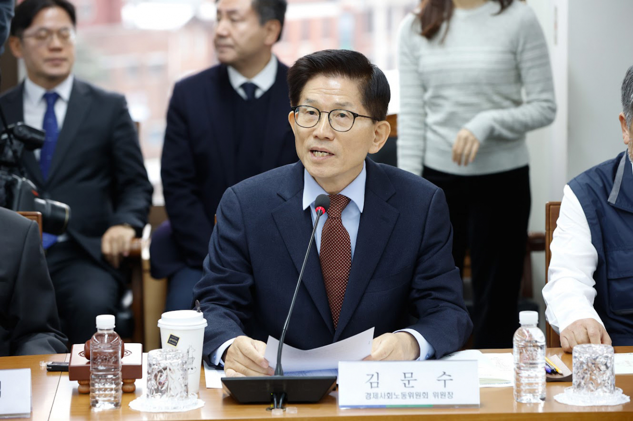Social and Labor Affairs Committee Chairman Kim Moon-soo speaks at the country’s tripartite social dialogue, arranged through the Committee, held in the main conference room at the ESLC office in Jung-gu, Seoul, on Tuesday morning. (The Economic, Social and Labor Affairs Committee)