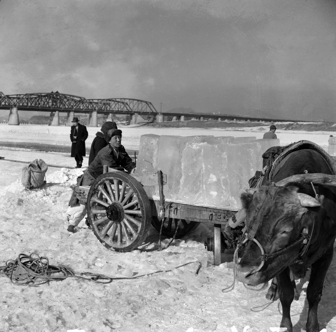 A cart is loaded with a hefty block of ice in this file photo take in 1957. (National Archives of Korea)