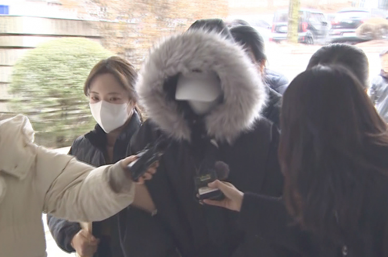 The suspect of last Saturday's deadly drunk driving accident arrives at the Seoul Central District Court to attend the hearing for her arrest warrant on Monday. (Yonhap)