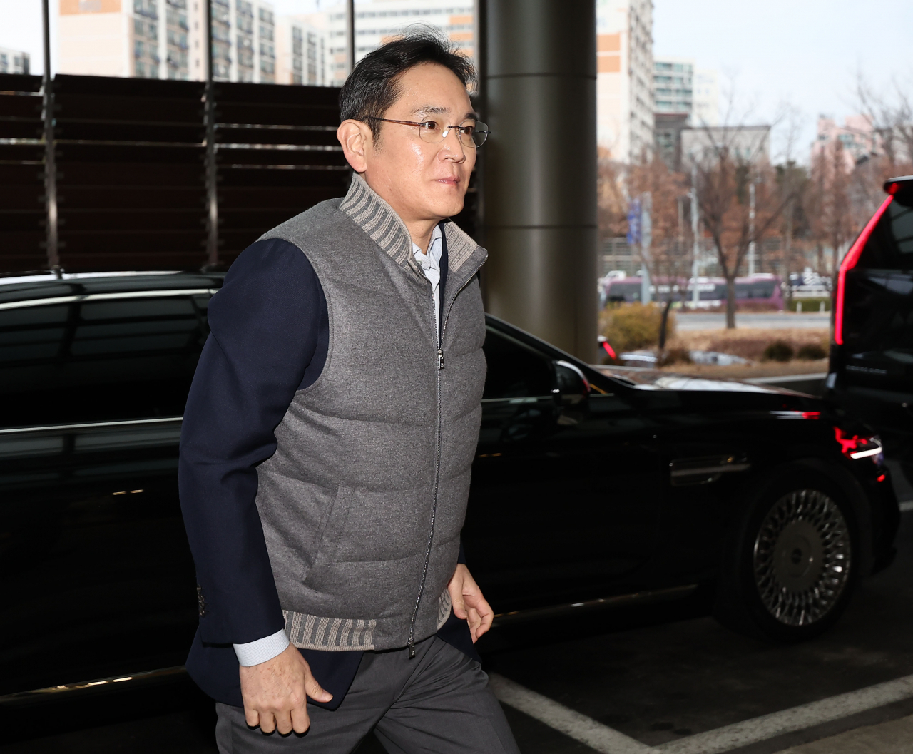 Samsung Electronics Chairman Lee Jae-yong appears at Seoul Gimpo Business Aviation Center to depart for the United Arab Emirates on Wednesday.