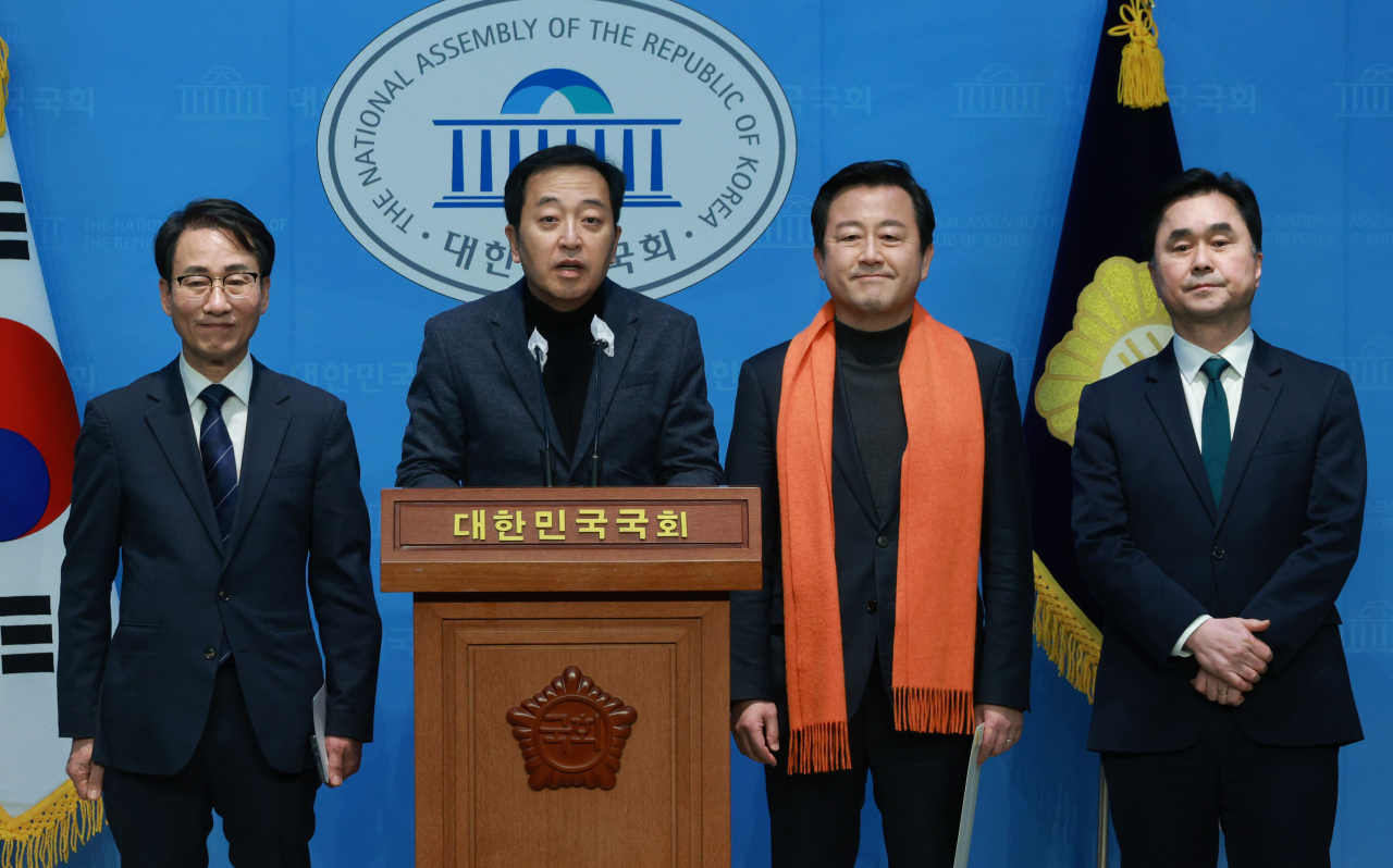 Rep. Lee Won-wook; New Party co-chair Keum Tae-sup; Kim Yong-nam, chief policymaker at the Reform Party; and New Future Party co-chair Kim Jong-min (from L to R) hold a press conference at the National Assembly in Seoul, Friday. (Yonhap)