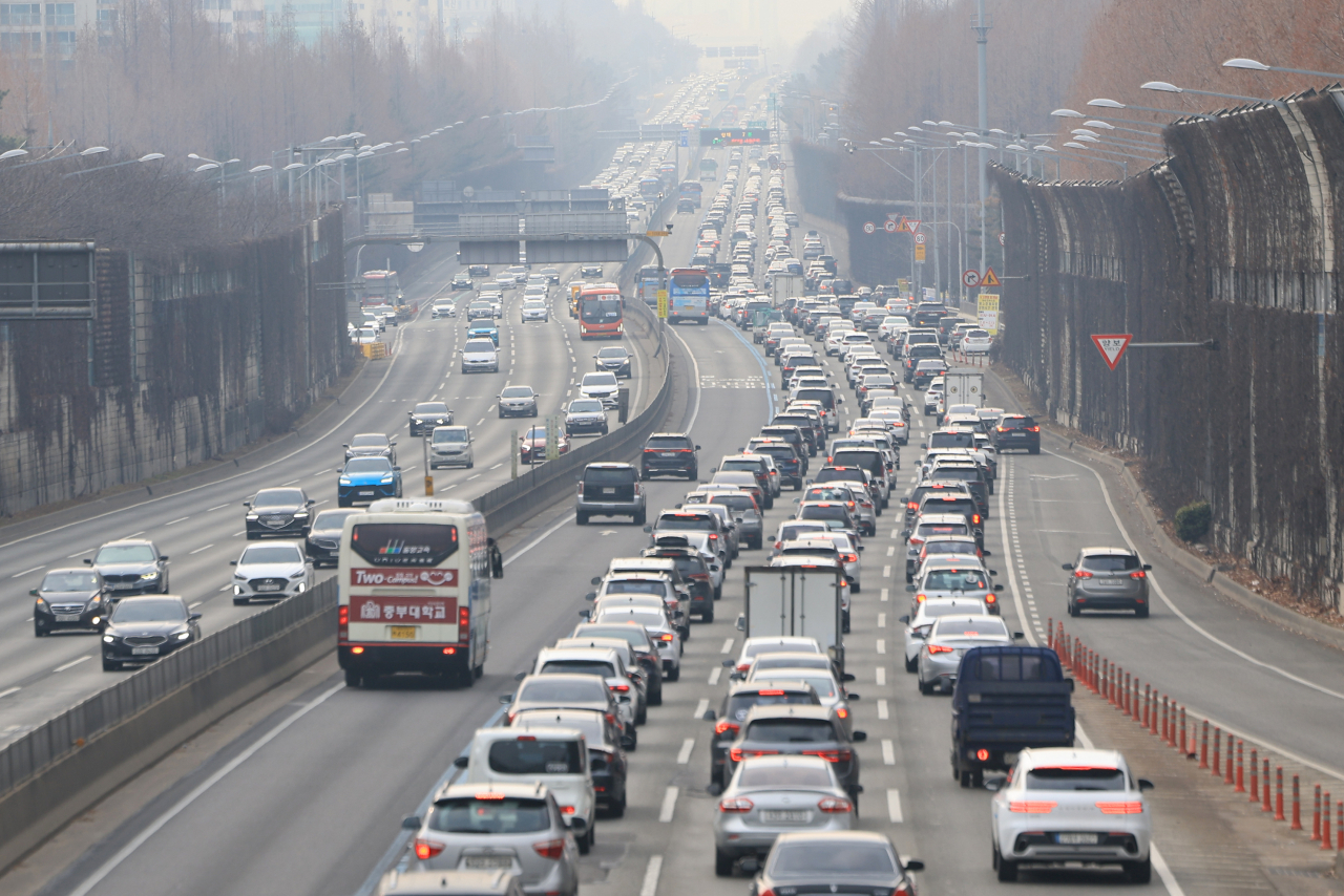 The southbound Gyeongbu Expressway is packed with vehicles on the second day of the Lunar New Year holiday on Saturday. (Yonhap)