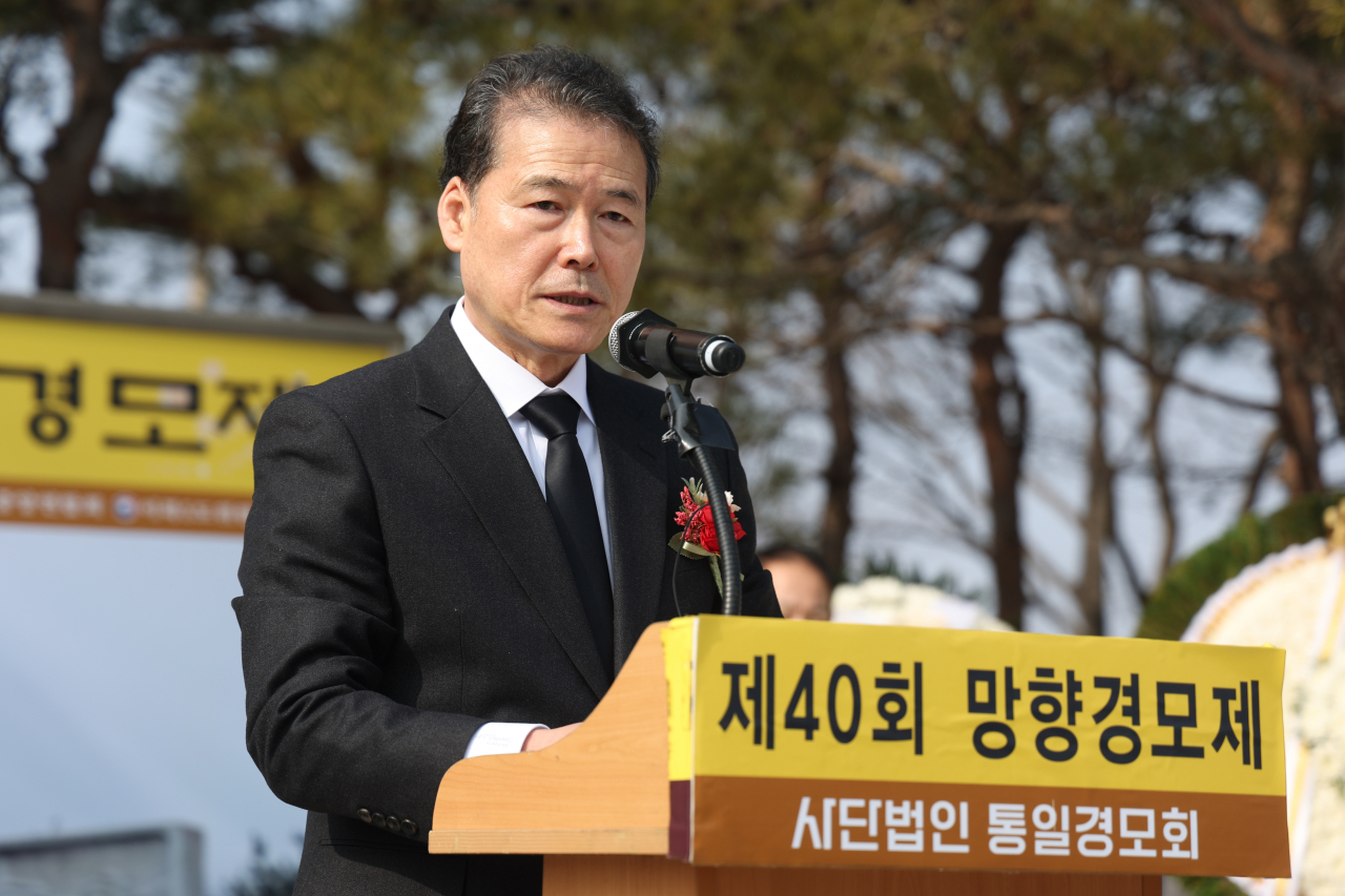 Unification Minister Kim Yung-ho addresses South Korean families separated from their relatives in North Korea during the Korean War at their annual Lunar New Year gathering in Paju, Gyeonggi Province, on Saturday. (Yonhap)