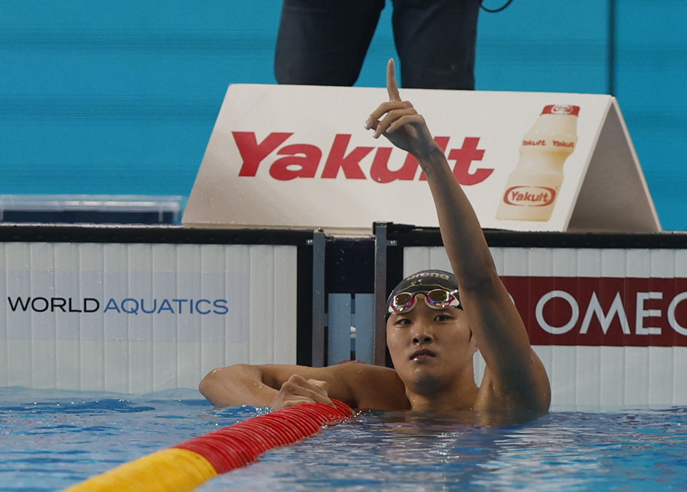 Kim Woo-min of South Korea celebrates Sunday after winning the men's 400-meter freestyle gold medal at the World Aquatics Championships at Aspire Dome in Doha. (AP-Yonhap)