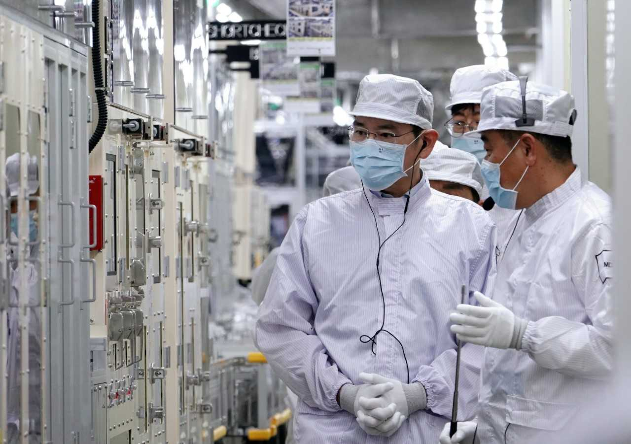 Samsung Electronics Chairman Lee Jae-yong (center) visits Samsung SDI's battery plant in the Malaysian city of Seremban on Friday. (Samsung Electronics)