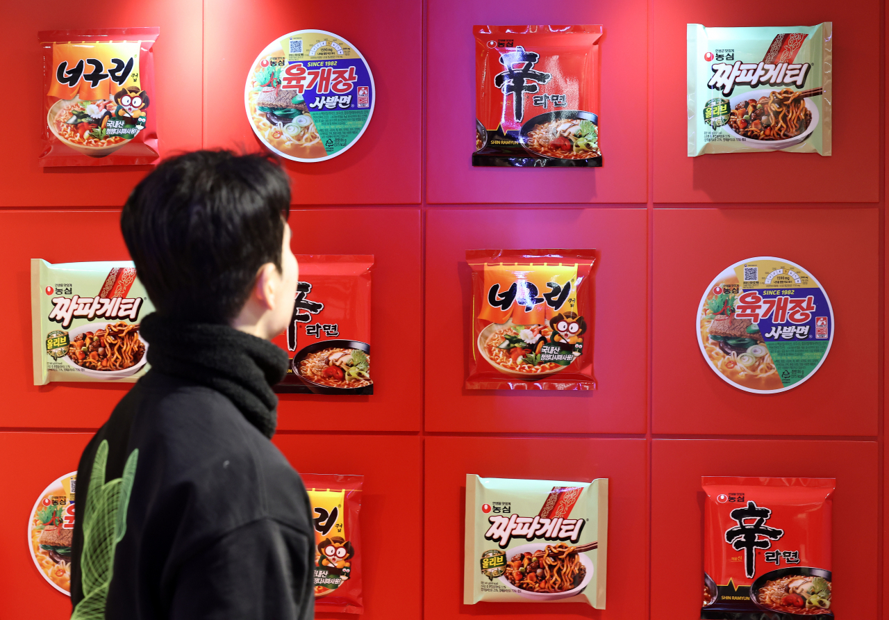 Nongshim, the nation’s largest ramyeon maker, operates a brand zone at a shopping mall in Myeong-dong, central Seoul, Jan. 31. (Newsis)