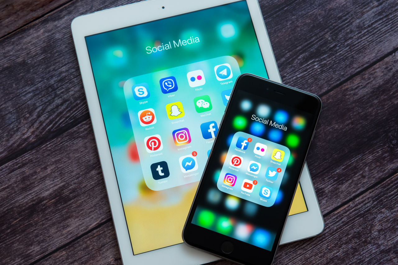 App icons are displayed on a tablet and smartphone. (123rf)