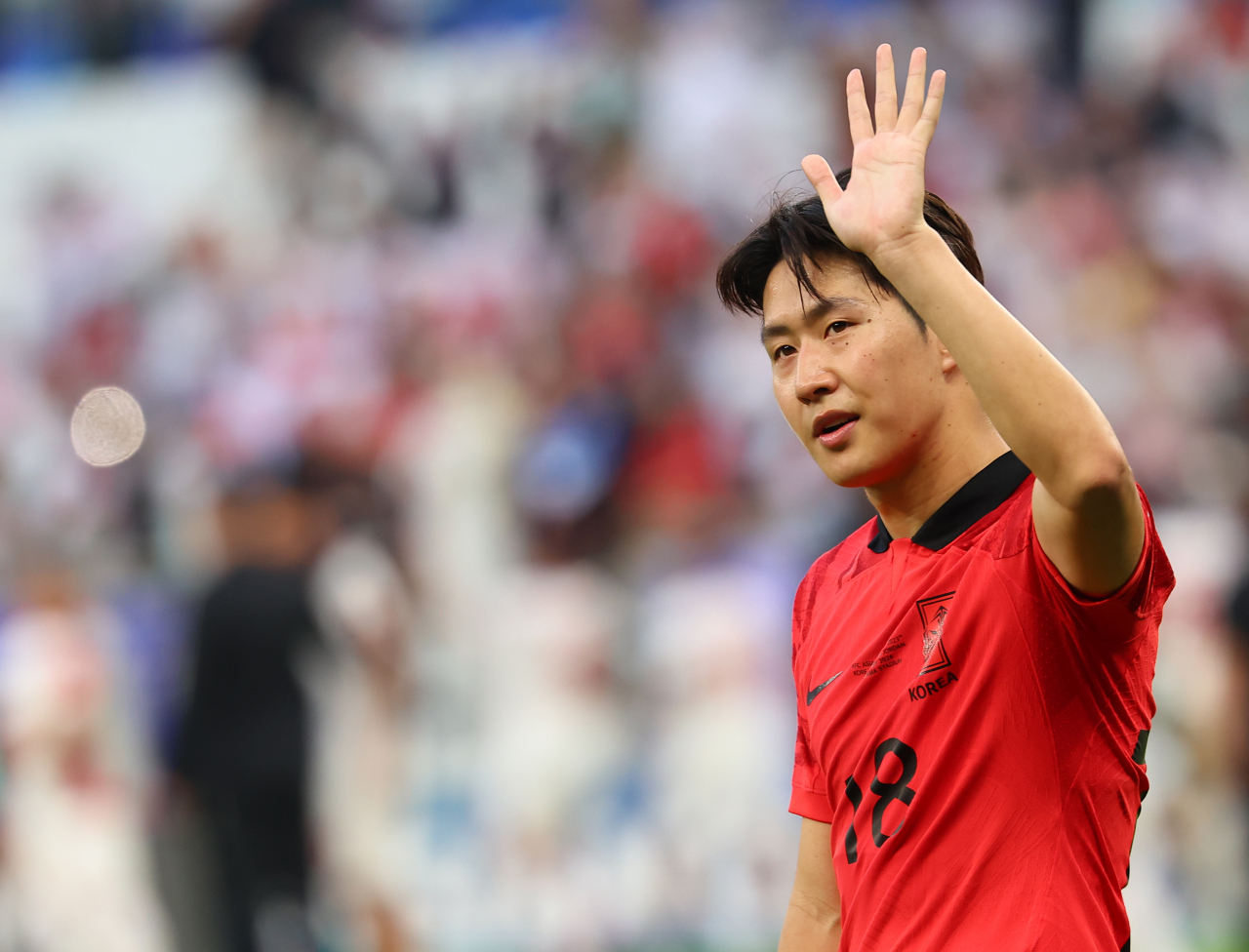 South Korea's Lee Kang-in addresses the fans after the Group E match against Jordan at the Al Thumama Stadium in Doha on Jan.20 (Yonhap)