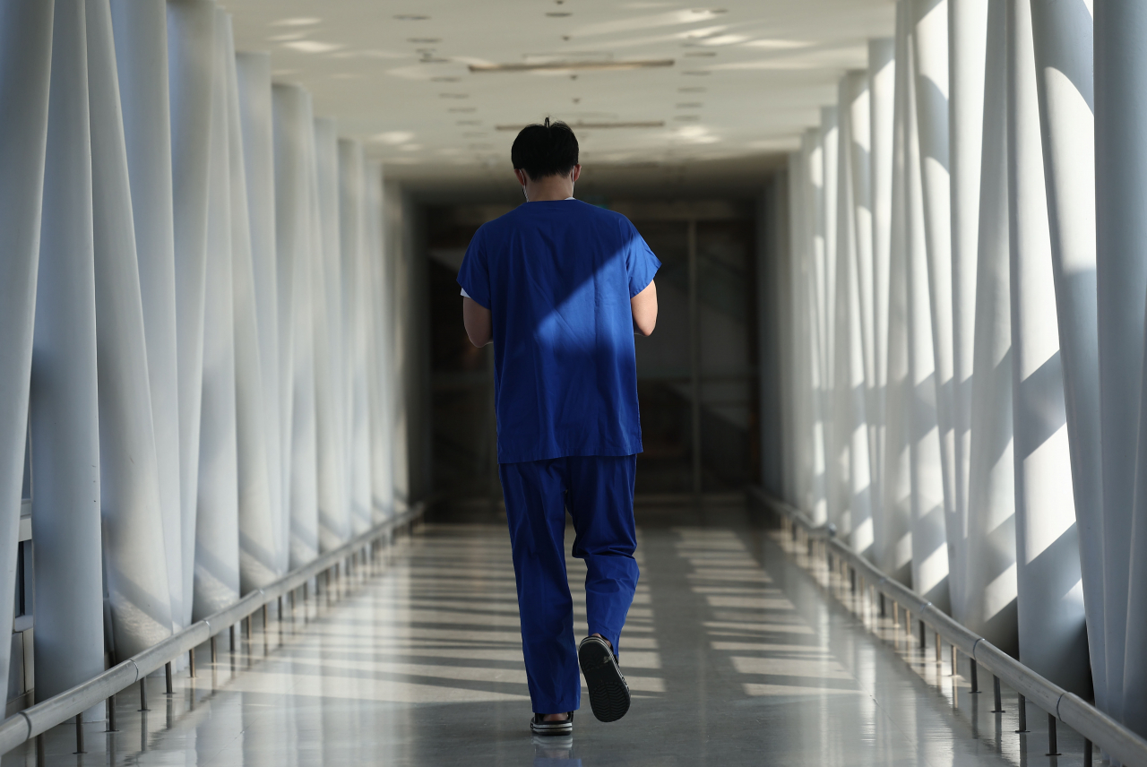 A doctor walks down the corridor of a hospital in Seoul, Monday. (Yonhap)