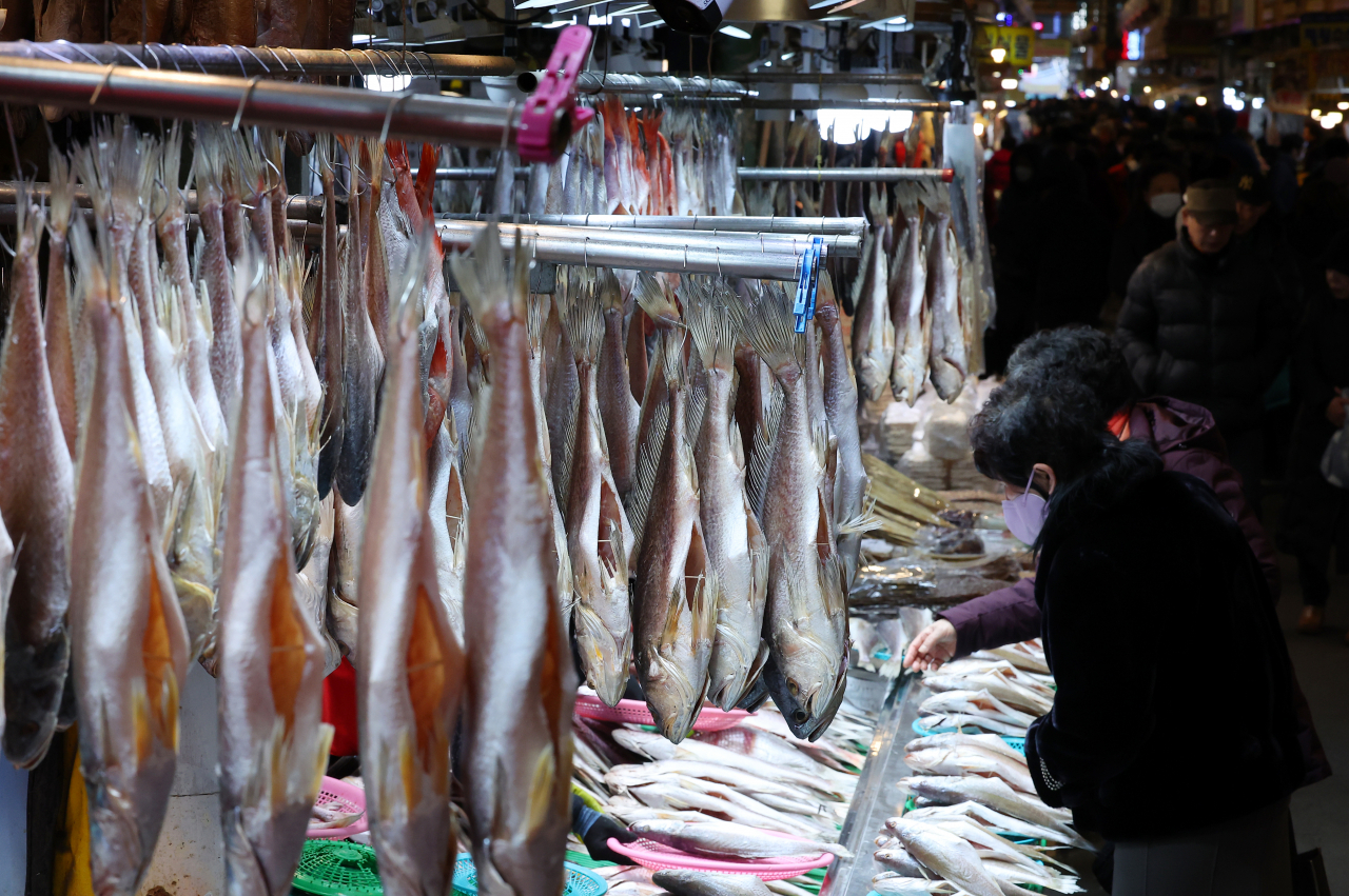 This photo shows a traditional market in Busan on Jan. 29. (Yonhap)