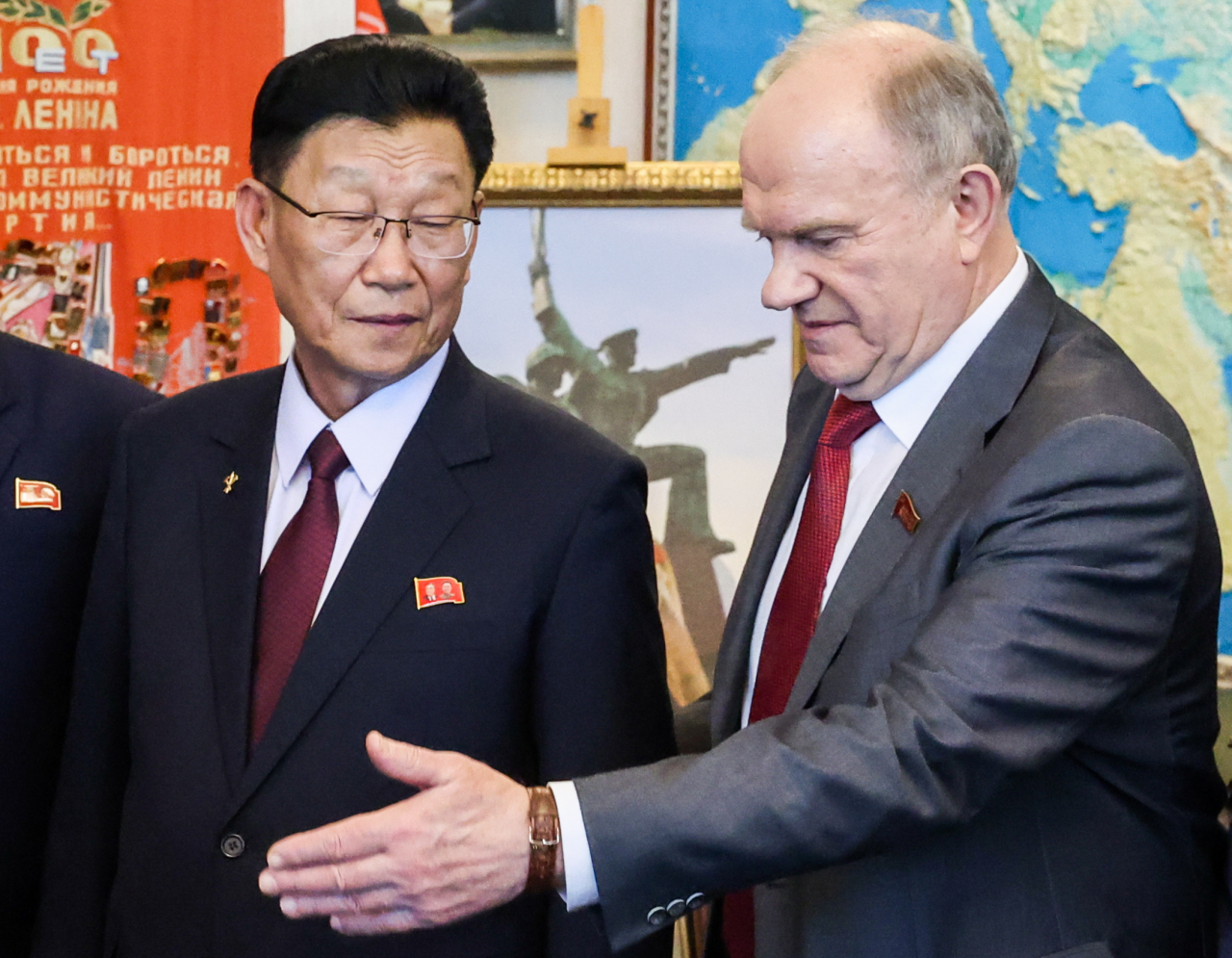 Kim Su-gil (left), an alternate member of the political bureau of the Workers' Party of North Korea, shakes hands with Gennady Zyuganov, leader of the Communist Party of the Russian Federation, during their meeting at the Russian State Duma on Tuesday. (Yonhap)