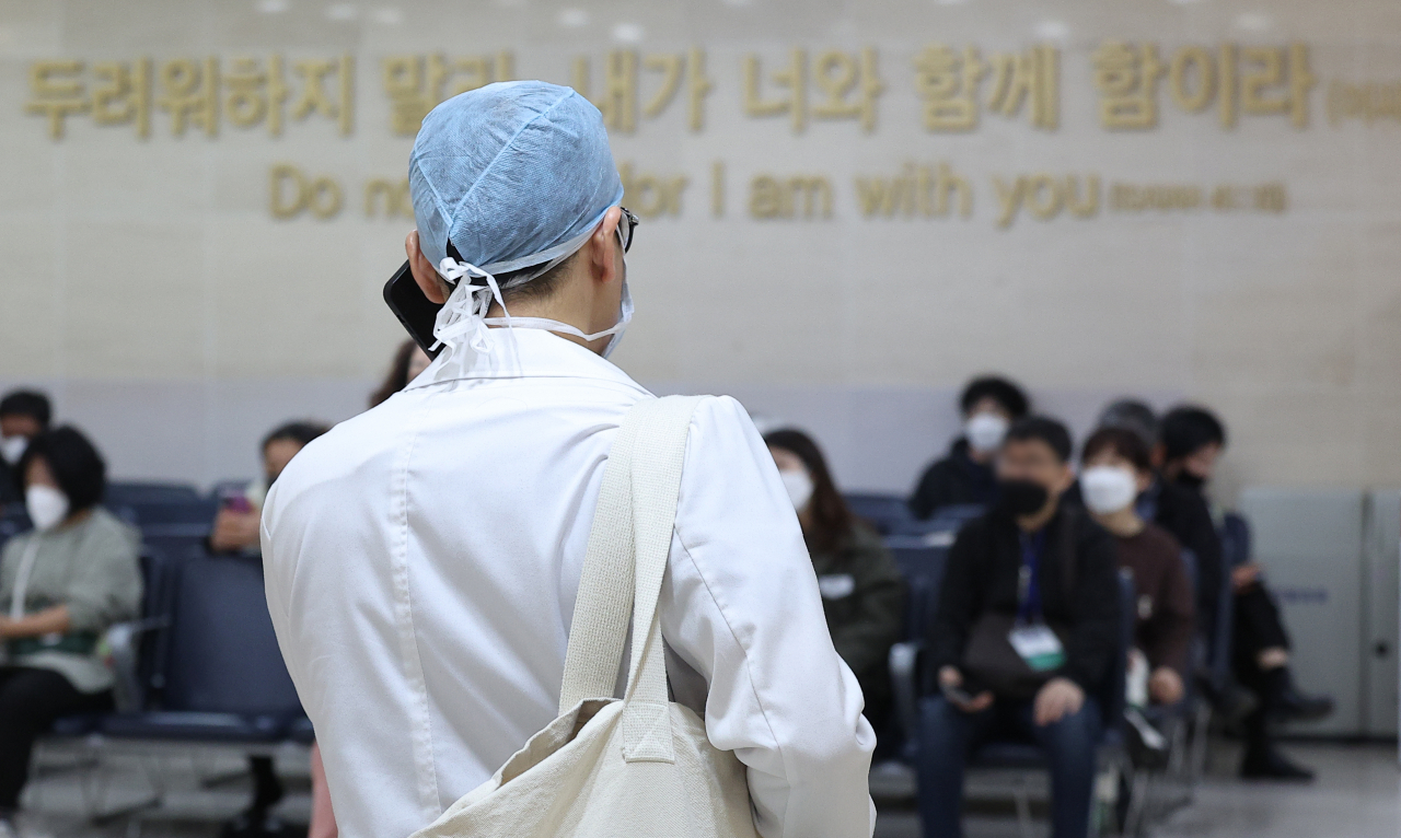 A doctor is seen walking outside the operation room of the Keimyung University Dongsan Medical Center in Daegu on Wednesday. (Yonhap)