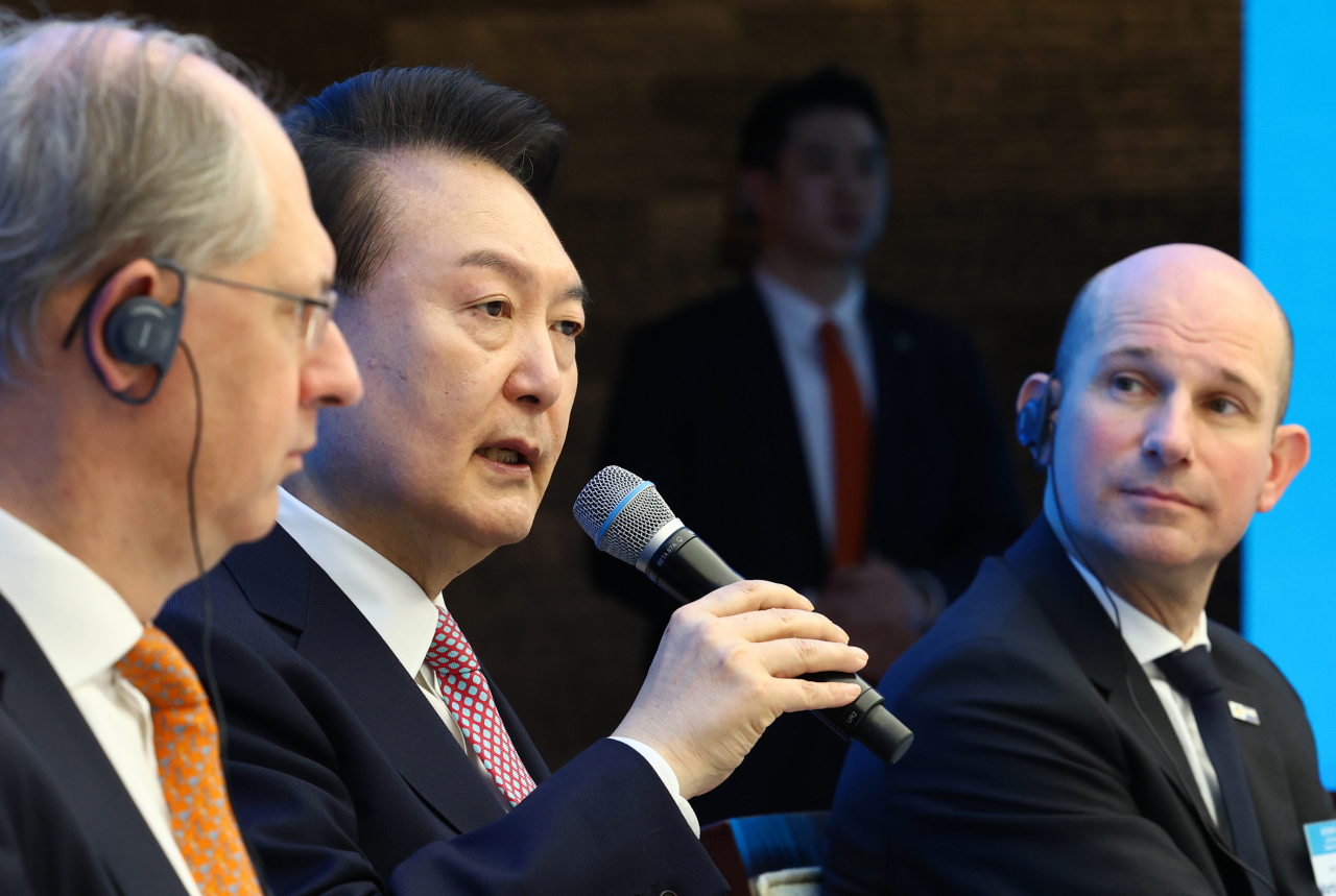 President Yoon Suk Yeol (second from left) speaks during a luncheon meeting with representatives of foreign-invested enterprises at the headquarters of the Korea Chamber of Commerce and Industry in Seoul on Wednesday. (Pool photo via Yonhap)