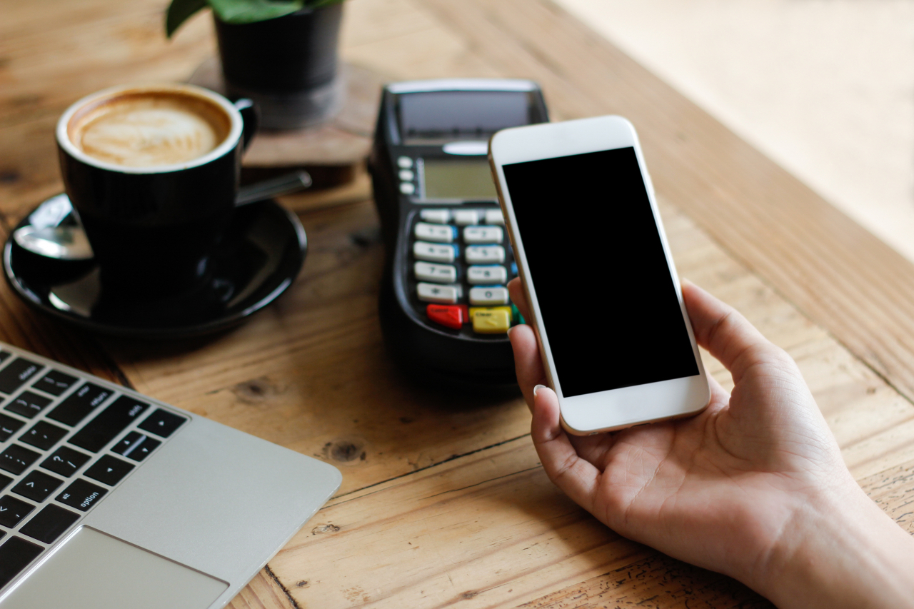 A mobile payment option is used at a coffee shop. (123rf)