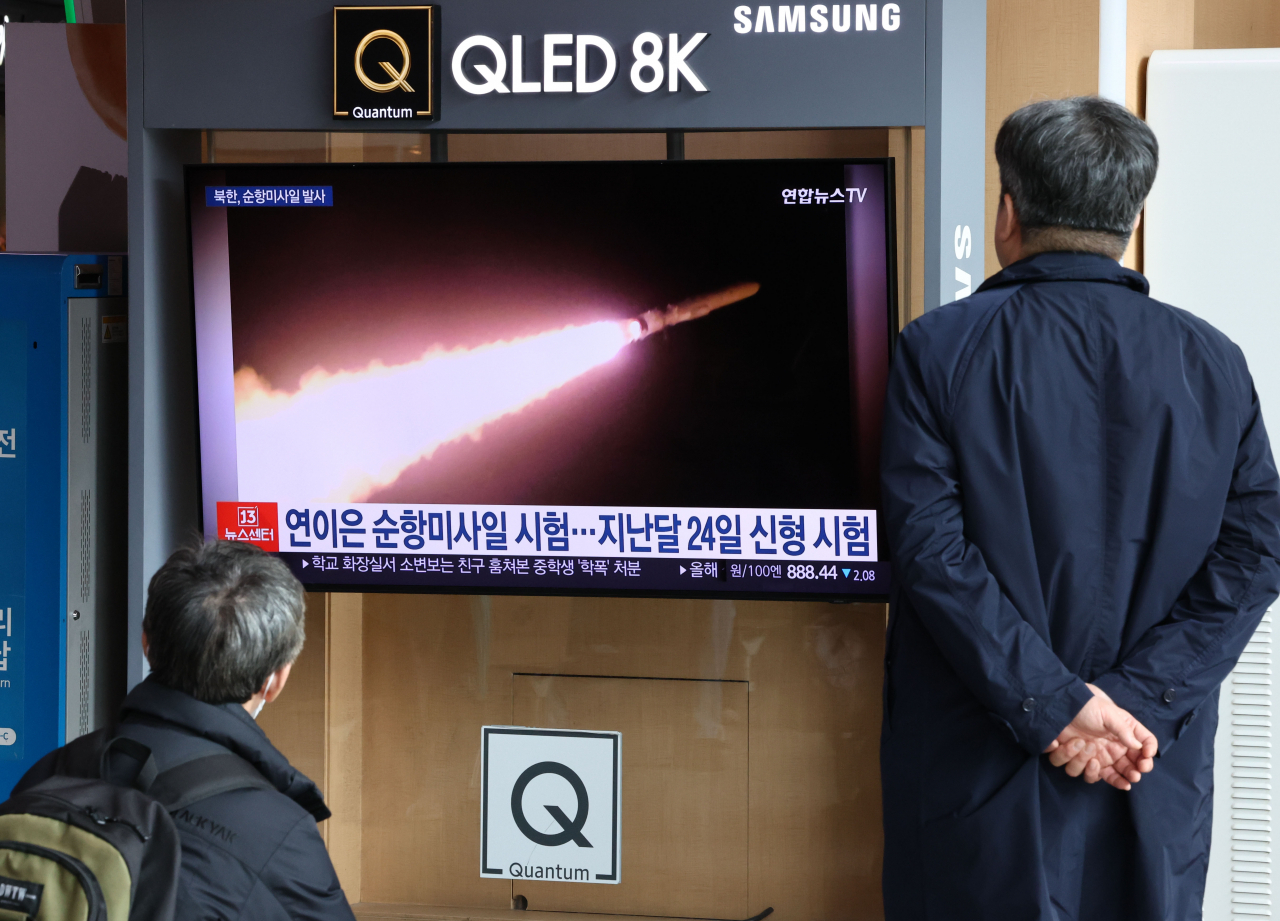 People watch a TV news report of North Korea launching another cruise missile test at a Seoul station on Wednesday. (Yonhap)