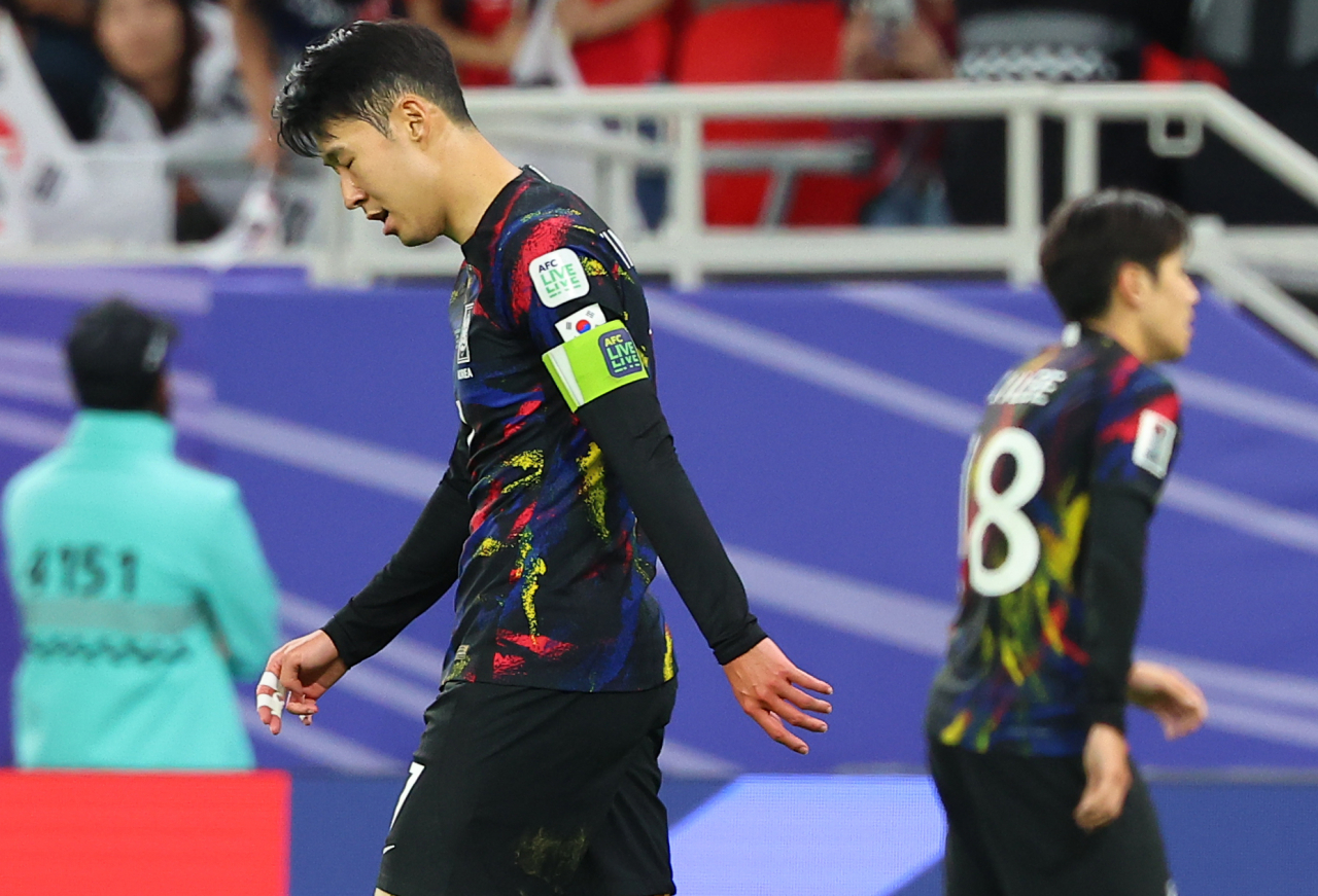 Son Heung-min (left) and Lee Kang-in of South Korea are seen in this photo taken during the national team's semifinal match against Jordan in the AFC Asian Cup in Qatar last Tuesday at the Ahamd bin Ali Stadium in Al Rayyan. (Yonhap)