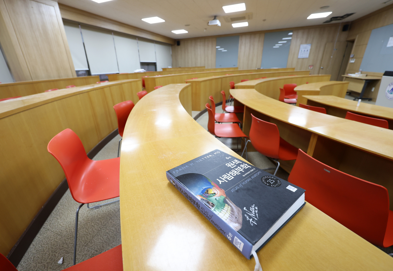A textbook on anatomy is placed on a desk in an empty classroom at Hallym University’s College of Medicine, in Chuncheon, Gangwon Province, Thursday. (Yonhap)