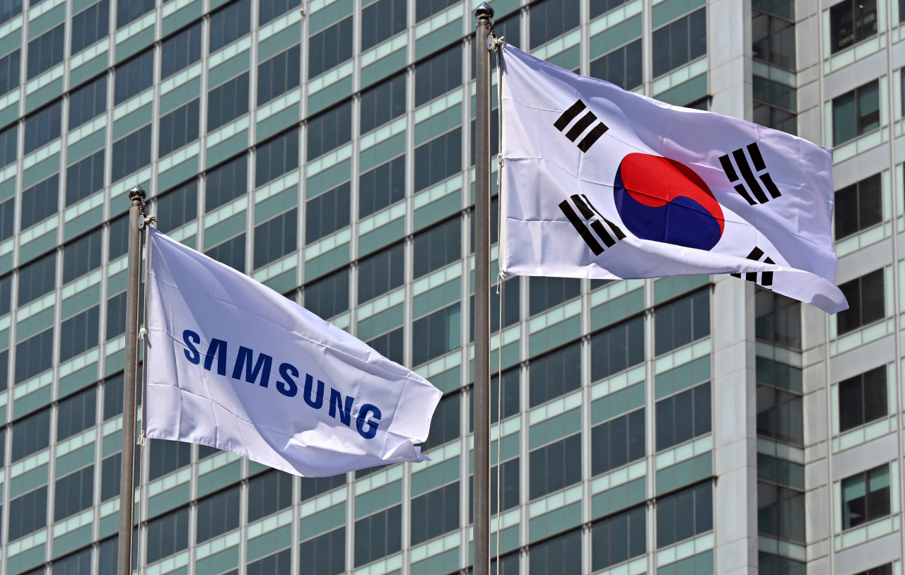 Samsung logo flag hang next to Korean flag (AFP-Yonhap)