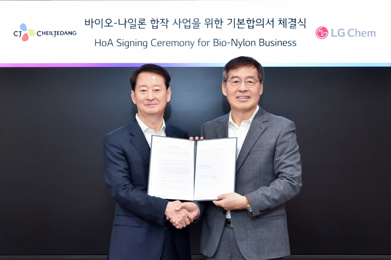 CJ CheilJedang CEO Choi Eun-seok (left) and LG Chem CEO Shin Hak-cheol shake hands at a signing ceremony held at LG Chem's headquarters in Seoul, Wednesday. (LG Chem)