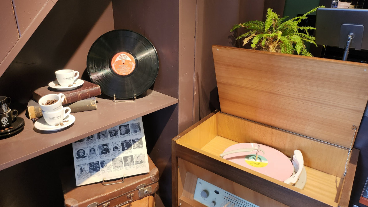 A turntable and music props are displayed at Illuso Coffee in Jung-gu, Seoul, Monday. (Lee Jung-youn/The Korea Herald)