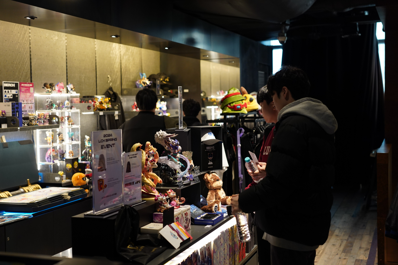 Esports fans brose the latest League of Legends merchandise at Riot Store in LoL Park in Jongno-gu, central Seoul, Wednesday. (Lee Si-jin/The Korea Herald)