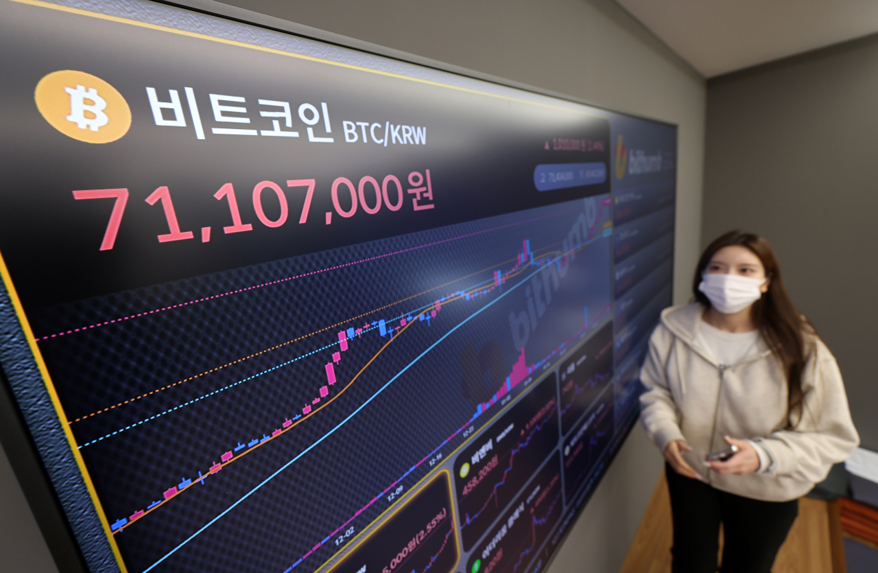 A screen shows bitcoin trading at over 70 million won ($52,500) at local crypto exchange Bithumb's headquarters in southern Seoul, Thursday. (Newsis)