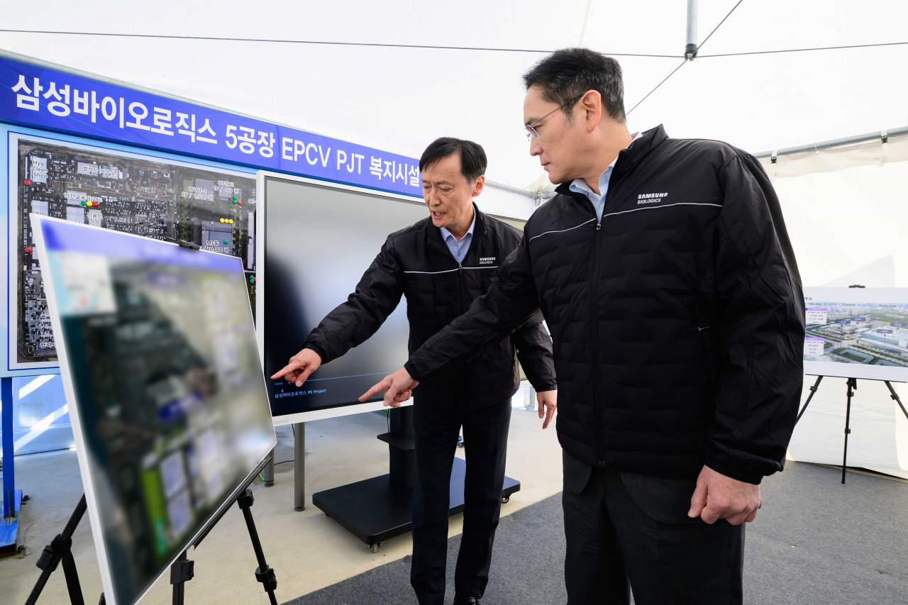 Samsung Electronics Chairman Lee Jae-yong is briefed by a Samsung Biologics official at the construction site for its fifth plant at the company's second biopharmaceutical campus in the Songdo, Incheon, Friday. (Samsung Electronics)