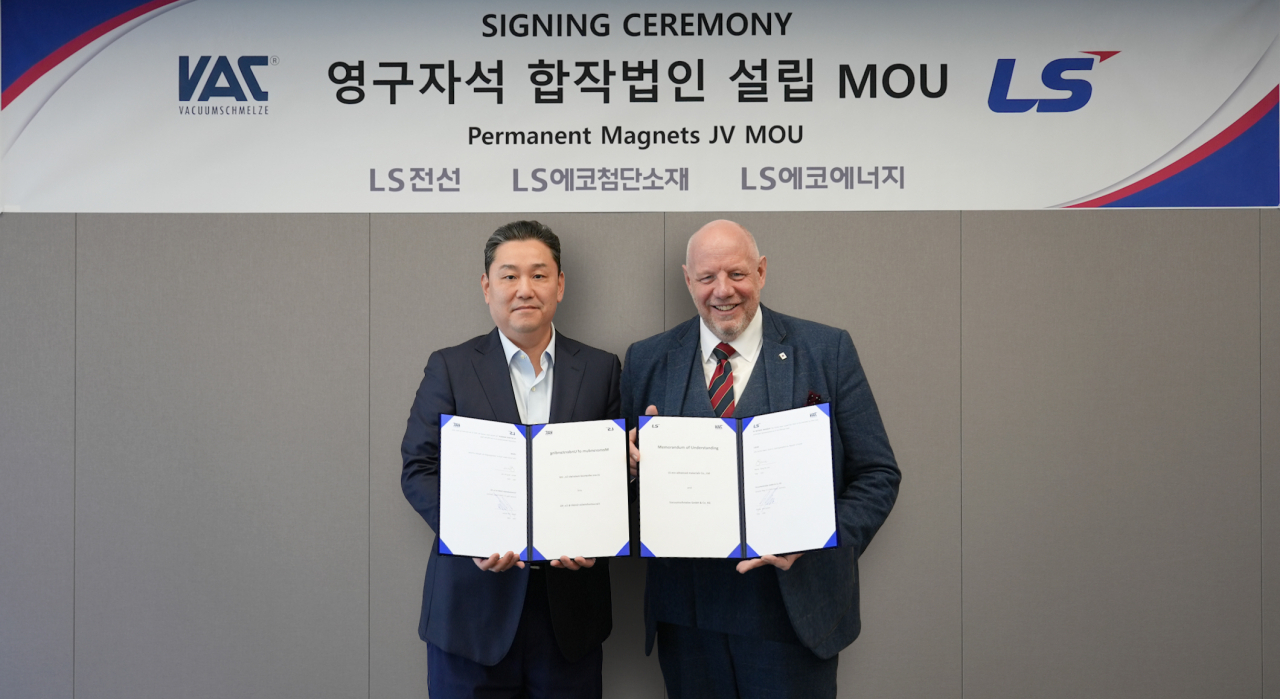 LS Eco Advanced Materials CEO Lee Sang-ho (left) and Erick Eschen, CEO of Vacuumschmelze, pose for a photo during a joint venture signing event held in Seoul on Feb. 14. (LS Cable)