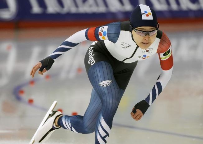 In this EPA photo, Kim Min-sun of South Korea competes in the women's 500 meters at the International Skating Union World Speed Skating Single Distances Championships at the Calgary Olympic Oval in Calgary, Canada, on Feb. 16, 2024. (Yonhap)