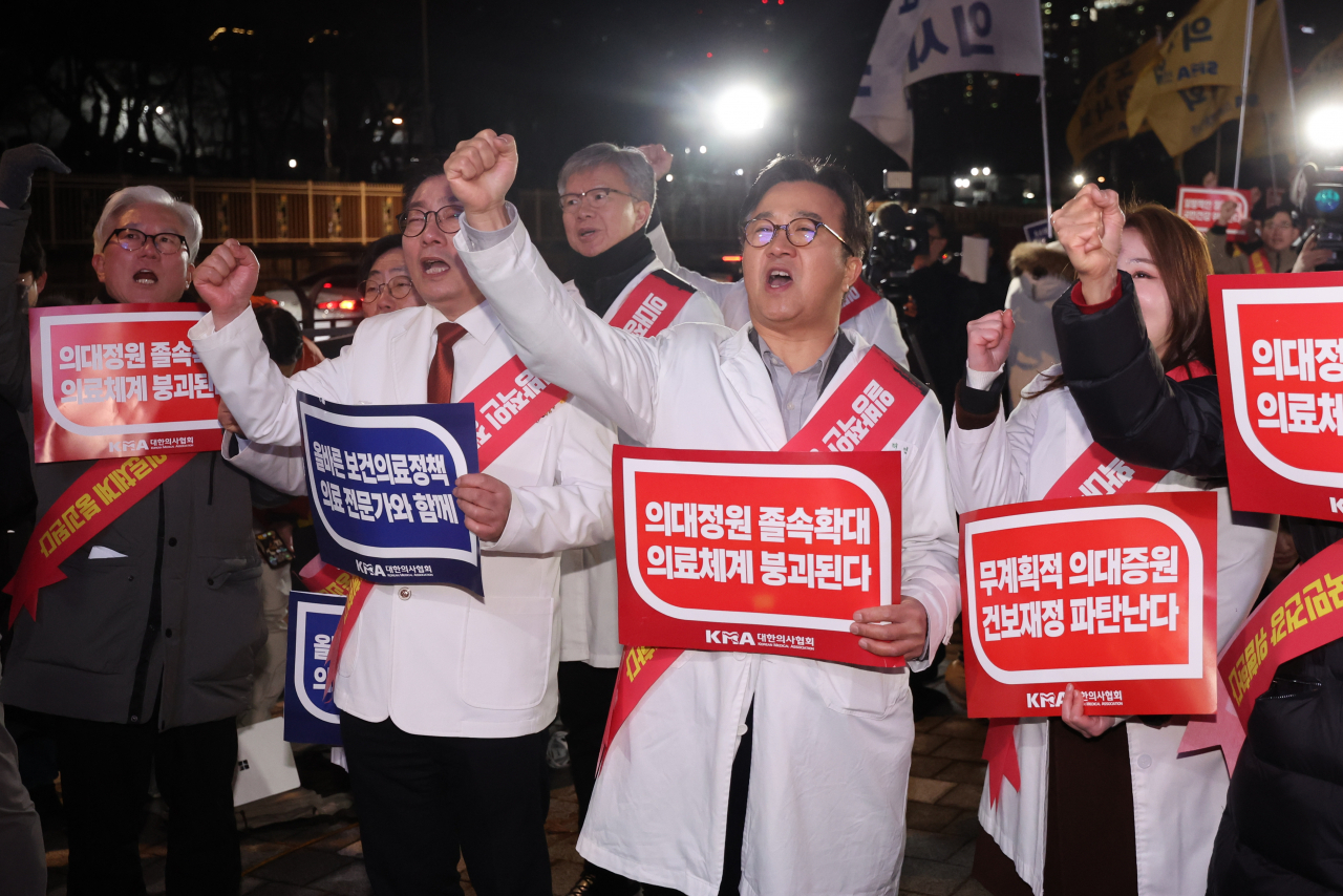 Doctors hold a protest in front of the presidential office in central Seoul on Thursday, in opposition to the government's plan to increase the number of medical students. (Yonhap)